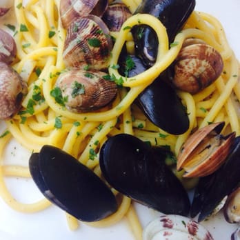 Luna Sentada - Italian Near Me - Venezia, VE
