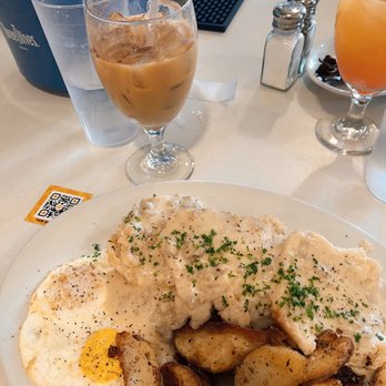 Morning Squeeze - Biscuits n Gravy Breakfast, iced Chai w/oat milk and maple spice - Breakfast & Brunch Near Me - Phoenix, Arizona Morning Squeeze - Biscuits n Gravy Breakfast, iced Chai w/oat milk and maple spice - Breakfast & Brunch Near Me - Phoenix, Arizona