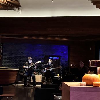Roger Bar & Restaurant - Live music. - New American Near Me - Mountain View, California