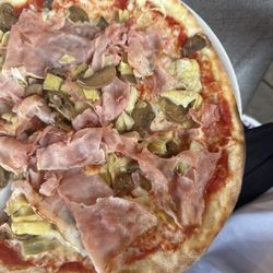 Trattoria da Alvise - Pizza with artichokes, mushrooms and ham
