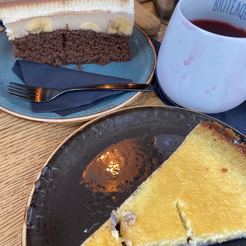 House cake and cheesecake - lovely House cake and cheesecake - lovely