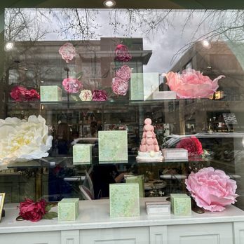 Laduree - Just lovely, it stopped me and made me go in. - Patisserie/Cake Shop Near Me - Bethesda, Maryland