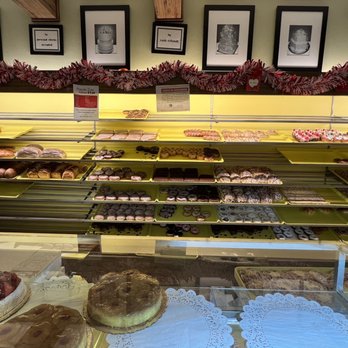 Reuter's Bakery - Pastry and cookie case - Bakeries Near Me - Chicago, Illinois