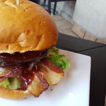 Barrelhouse 101 - Rodeo burger sans-onions - American Near Me - Ventura, California