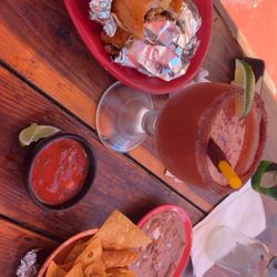Taqueria Santa Rosa - Torta de al pastor y michelada de modelo especial