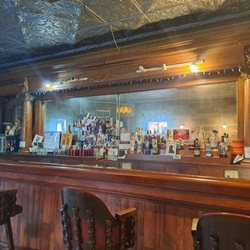Leo's Pizza - What an amazing bar!!