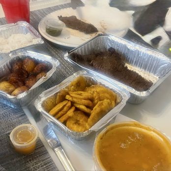 La Cabaña Restaurant & Lounge - Skirt steak, beans, sweet plantains and tostones. - Caribbean Near Me - Brentwood, New York