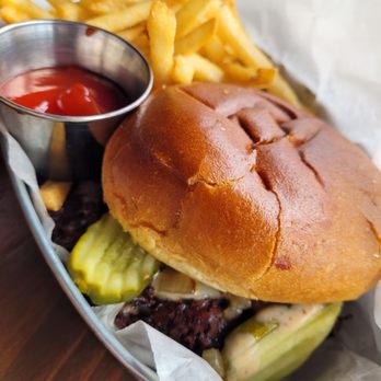 Lua Brewing - Smash burger - Breweries Near Me - Des Moines, Iowa Lua Brewing - Smash burger - Breweries Near Me - Des Moines, Iowa