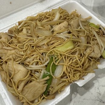 Ming's Bistro - Chicken Lo Mein (Chicken / B.B.Q. Pork) - Dim Sum Near Me - Orlando, Florida Ming's Bistro - Chicken Lo Mein (Chicken / B.B.Q. Pork) - Dim Sum Near Me - Orlando, Florida