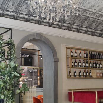 Plebiscito - Foyer, beautiful ceiling with chandelier - Pizza Near Me - Rome, RM Plebiscito - Foyer, beautiful ceiling with chandelier - Pizza Near Me - Rome, RM