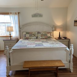 Arrowhead Country Inn & Cabins - Garden cabin bed