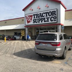 Tractor Supply - Feont entrance