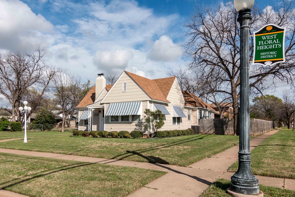 THE LOCKHART REAL ESTATE TEAM Updated June 2024 13 Photos 2912