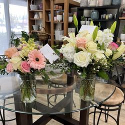 Ciat Flower - Absolutely gorgeous and the price was very fair. You will not be disappointed coming  into this shop.