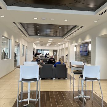 D'Arcy Hyundai - Lounge for waiting for service. Excellent Starbucks and pop and snack selection - Car Dealers Near Me - Joliet, Illinois