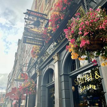 The Blackbird - Front of Pub - Pubs Near Me - London, XGL