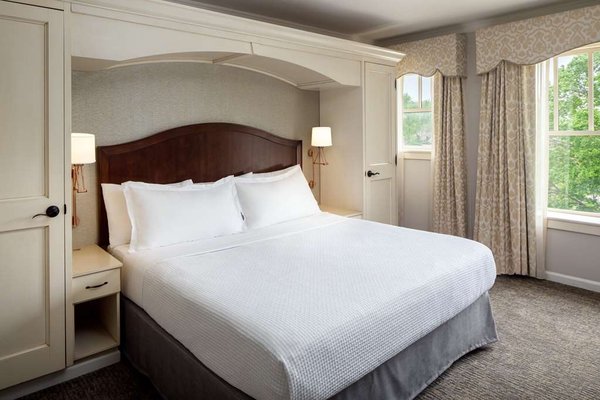 Photo of The Elms Hotel & Spa - Destination by Hyatt - Excelsior Springs, MO, US. Guest Room