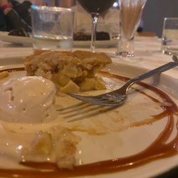 Rucula - La tarta de manzana es buena pero recomiendo mas el mostachón.