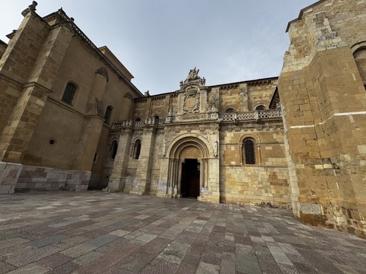 Basílica de San Isidoro by null