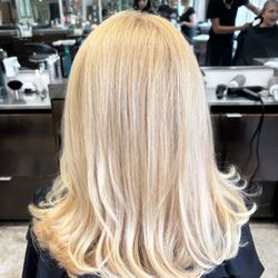 Drew James Aveda Salon - Great cut and multi-dimensional color.
