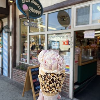 Das Sweet Shoppe - a hand holding an ice cream cone - Candy Stores Near Me - Leavenworth, Washington Das Sweet Shoppe - a hand holding an ice cream cone - Candy Stores Near Me - Leavenworth, Washington