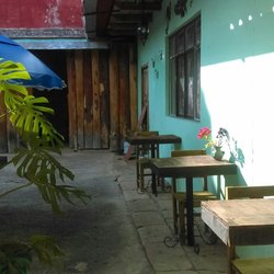 Café Valentes - Un gran y acogedor patio antiguo!
