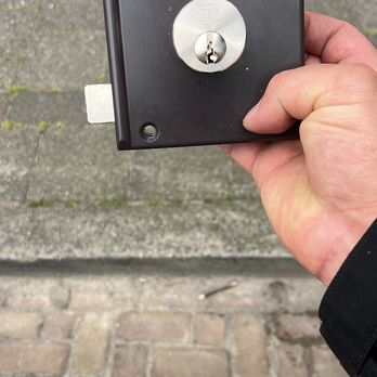 Slotenmaker Centraal - Lips oplegslot - Keys & Locksmiths Near Me Slotenmaker Centraal - Lips oplegslot - Keys & Locksmiths Near Me