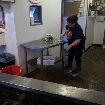 Menemsha Fish Market - Fresh shucked oysters - Seafood Markets Near Me - Chilmark, Massachusetts