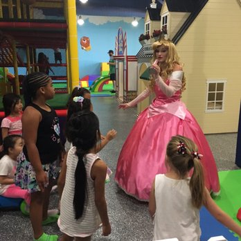 Princess Pro Impersonator - The princess singing - Face Painting Near Me Princess Pro Impersonator - The princess singing - Face Painting Near Me