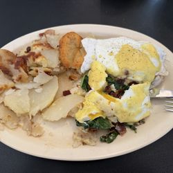 Latitude cafe - Bacon & spinach Eggs Benedict