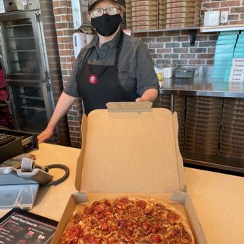 Pizza Hut - Julie, bringing my SPICY LOVER'S pizza to me for carry out! - Pizza Near Me - East Peoria, Illinois Pizza Hut - Julie, bringing my SPICY LOVER'S pizza to me for carry out! - Pizza Near Me - East Peoria, Illinois
