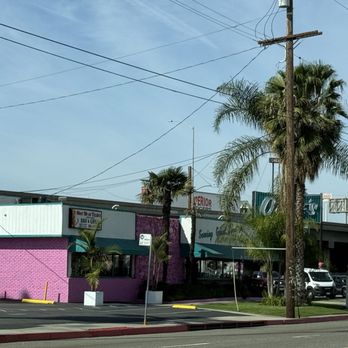 Ozzie's Diner - Exterior - Diners Near Me - Commerce, California