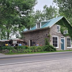 Lake on The Mountain Resort - View of the restaurant and inn