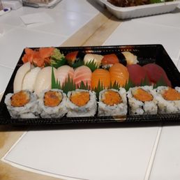 Sushi Deluxe: 10 pieces sushi, one spicy maki. Absolutely delicious!