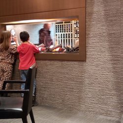 Bâton Rouge Steakhouse & Bar - Kids warming by the fake fire bowls