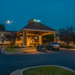 Comfort Inn West - Hotel at Night