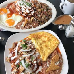 Chilaquiles con huevo y carne y pollo