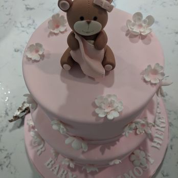 Caramela By Ines - Cute bear on top - Custom Cakes Near Me Caramela By Ines - Cute bear on top - Custom Cakes Near Me