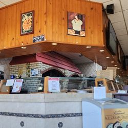 Mondo Pizza Restaurant and Catering - Inside