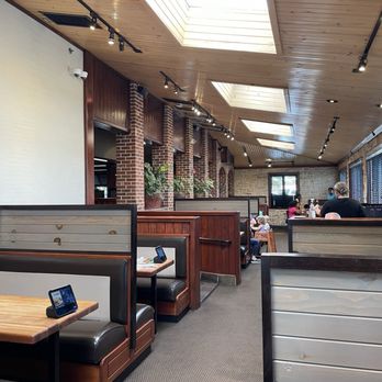 Cheddar's Scratch Kitchen - Interior side dinning room - American Near Me - Lansing, Michigan