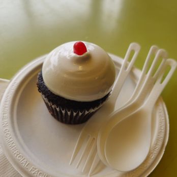 Miette - Chocolate and Italian meringue cupcake - Bakeries Near Me - San Francisco, California Miette - Chocolate and Italian meringue cupcake - Bakeries Near Me - San Francisco, California