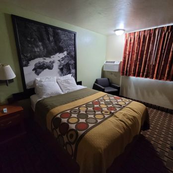 Super 8 by Wyndham Grants Pass - Hotels Near Me - Grants Pass, Oregon