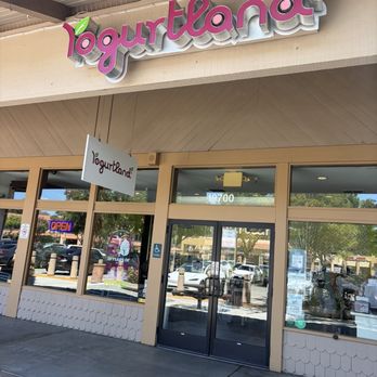 Yogurtland - Outside - Ice Cream & Frozen Yogurt Near Me - Cupertino, California