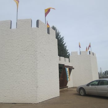 Enchanted Castle Hotel - The royal entrance - Hotels Near Me - Regent, North Dakota