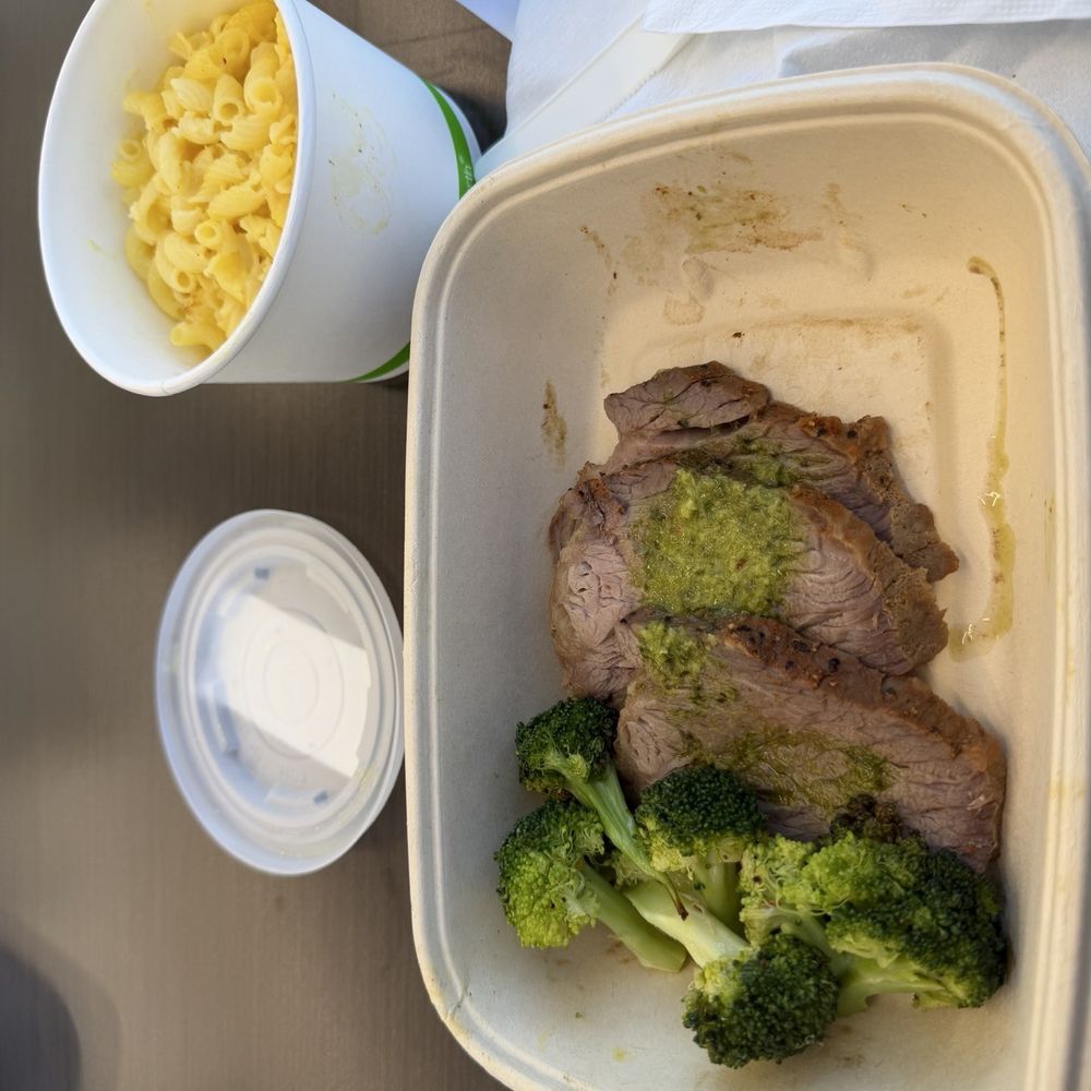 MAC'N CHEESE TRI-TIP PLATE MAC'N CHEESE TRI-TIP PLATE