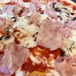 Il Fondaccio Pizzeria Bar - Prosciutto and mushroom pizza