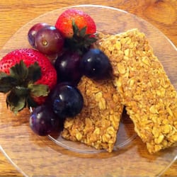 D'Onyx Day Spa - Granola with grapes and strawberries, a healthy treat!