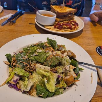 Applebee's Grill + Bar - Oriental chicken salad and Grilled cheese burger. - American Near Me - Clinton, Missouri