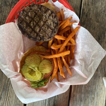 Roadhouse - Hamburger with sweet potato fries - Burgers Near Me - Bastrop, Texas Roadhouse - Hamburger with sweet potato fries - Burgers Near Me - Bastrop, Texas