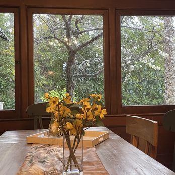 De La Vina Inn - Dining room looking out at flowering tree - Bed & Breakfast Near Me - Santa Barbara, California De La Vina Inn - Dining room looking out at flowering tree - Bed & Breakfast Near Me - Santa Barbara, California